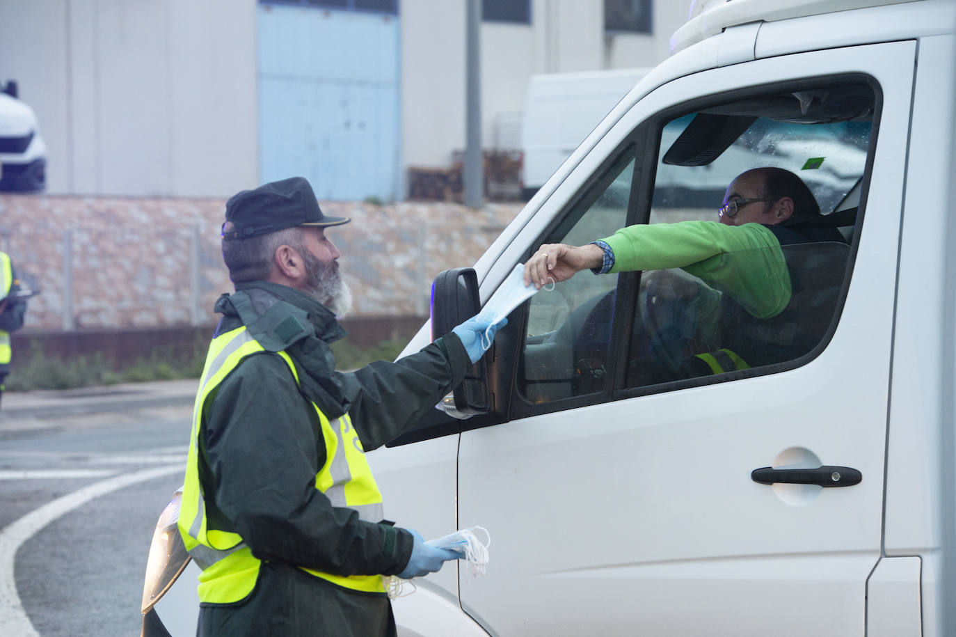 Fotos: Comienza el reparto de 334.000 mascarillas en la vuelta al trabajo en la Región