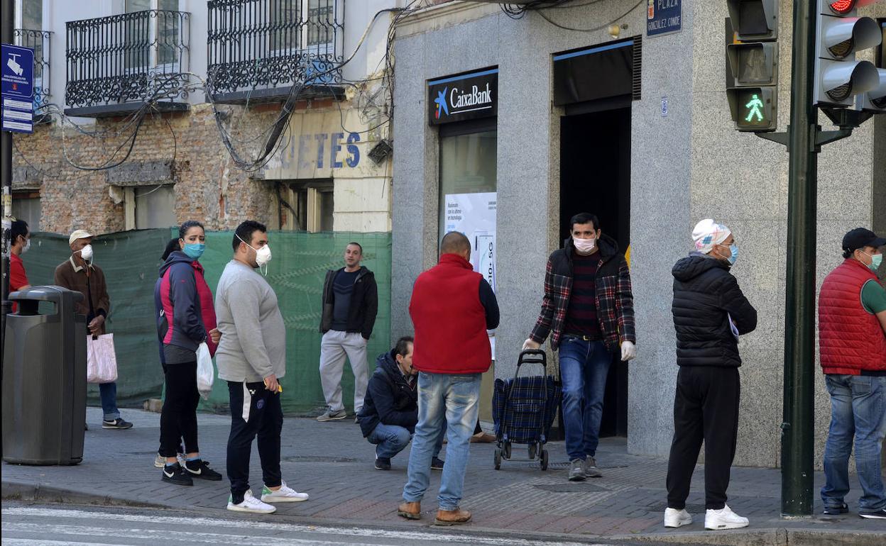 Colas en un banco de Murcia, este lunes.