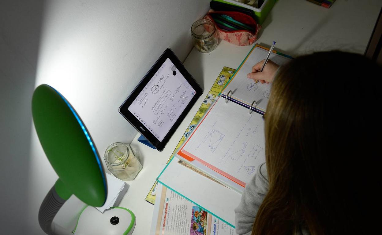 Una alumna recibe clases telemáticas en su casa durante el confinamiento. 