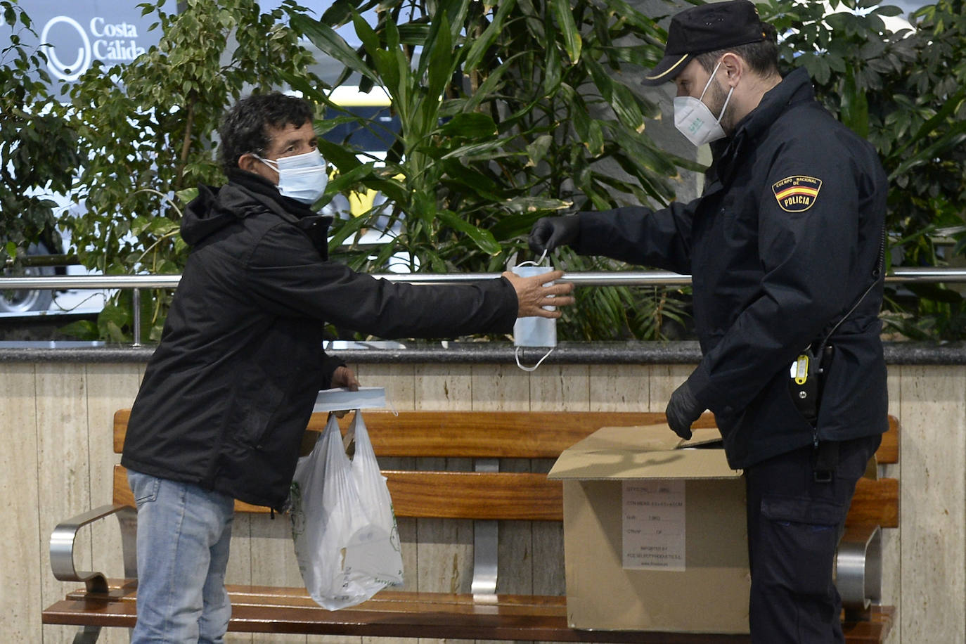 Fotos: Comienza el reparto de 334.000 mascarillas en la vuelta al trabajo en la Región