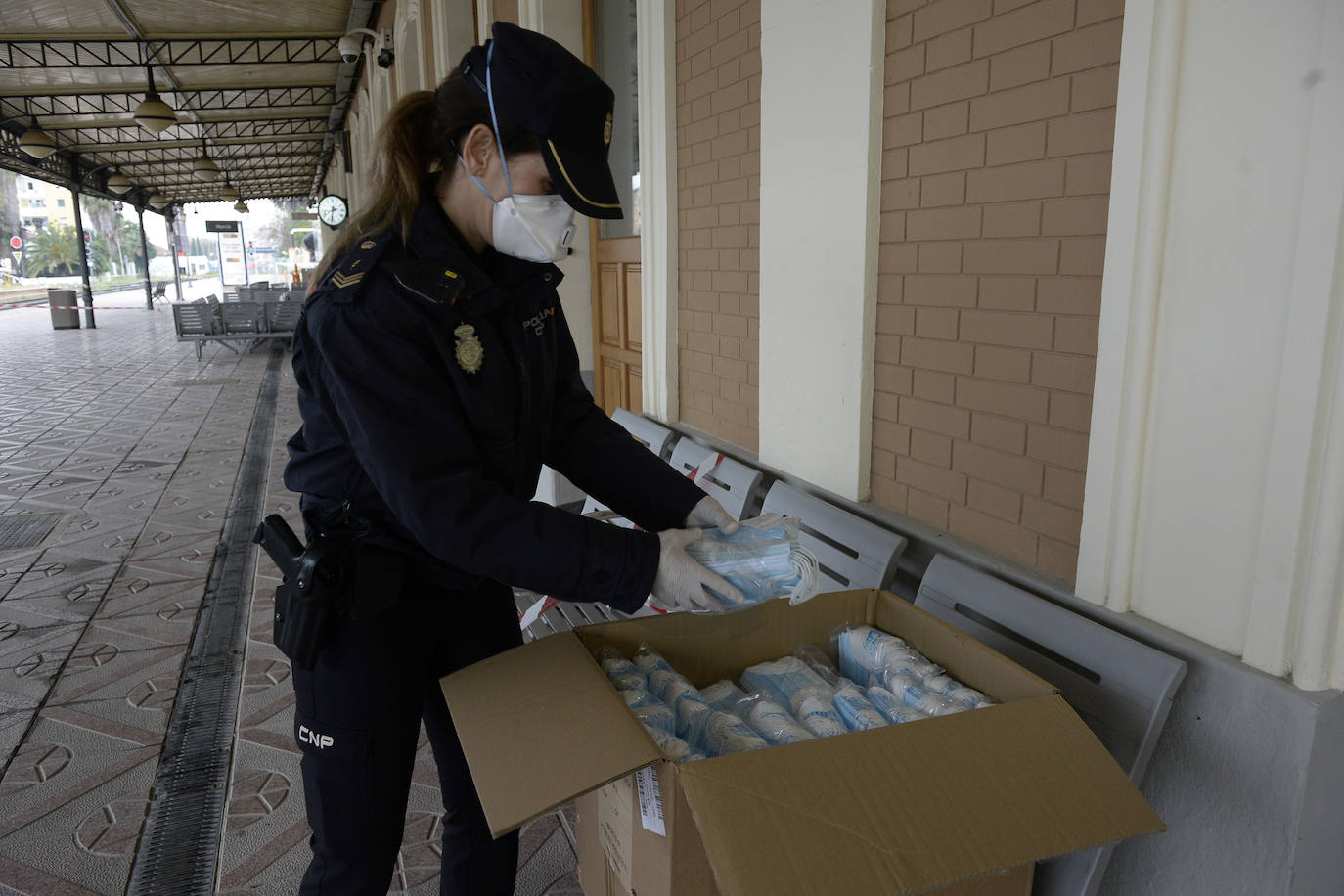 Fotos: Comienza el reparto de 334.000 mascarillas en la vuelta al trabajo en la Región