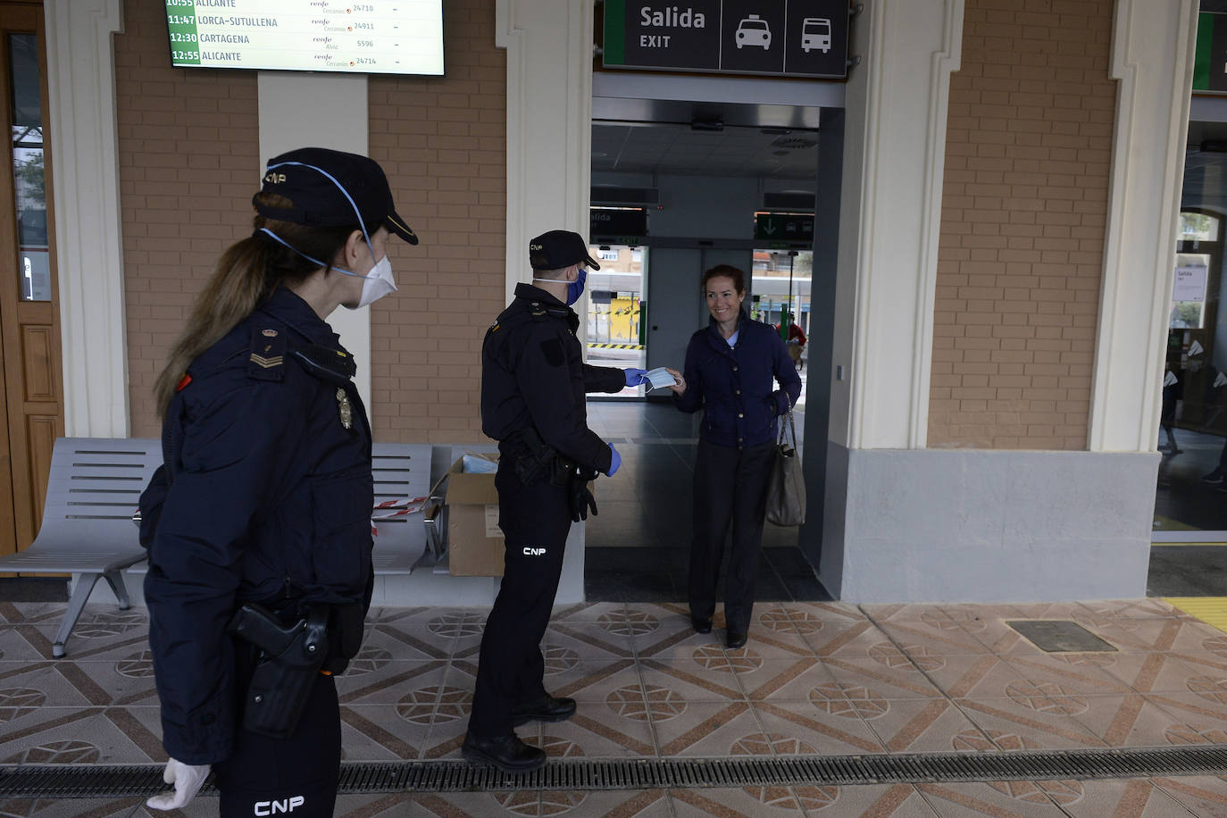 Fotos: Comienza el reparto de 334.000 mascarillas en la vuelta al trabajo en la Región