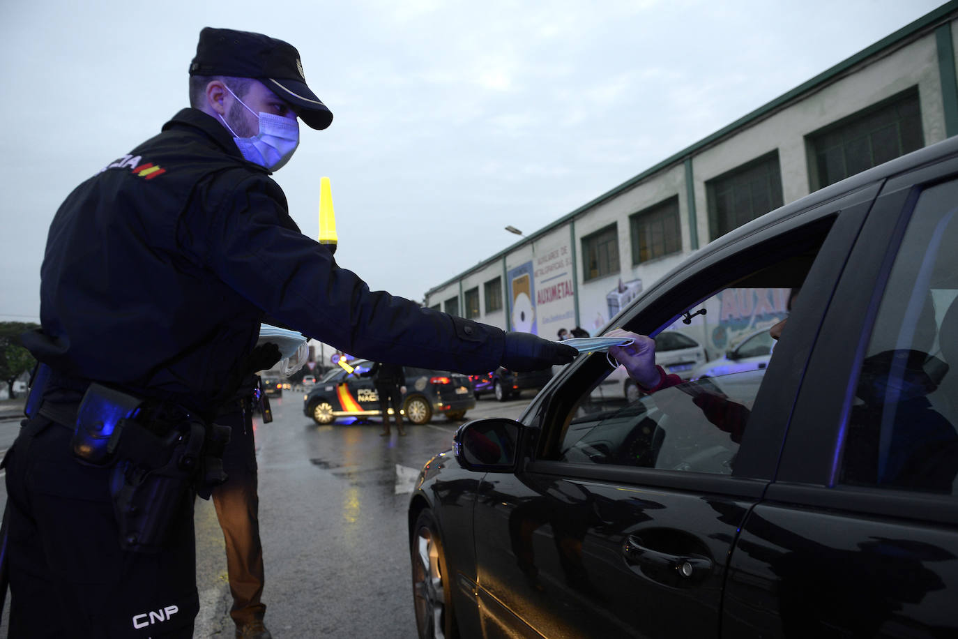 Fotos: Comienza el reparto de 334.000 mascarillas en la vuelta al trabajo en la Región