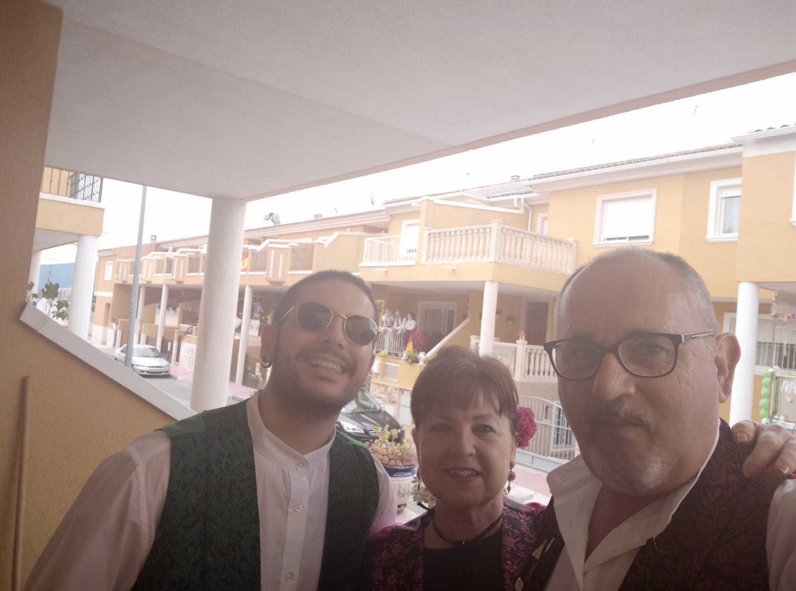 José Antonio Martínez Vidal y su familia en su barraca en el porche de casa.