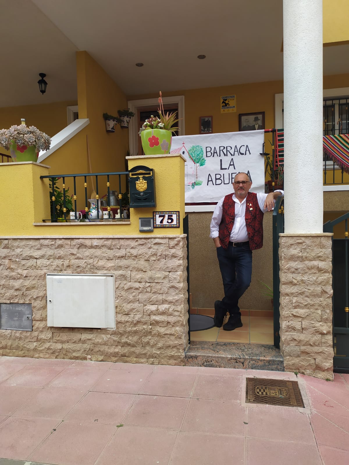 José Antonio Martínez Vidal y su barraca en el porche de casa.