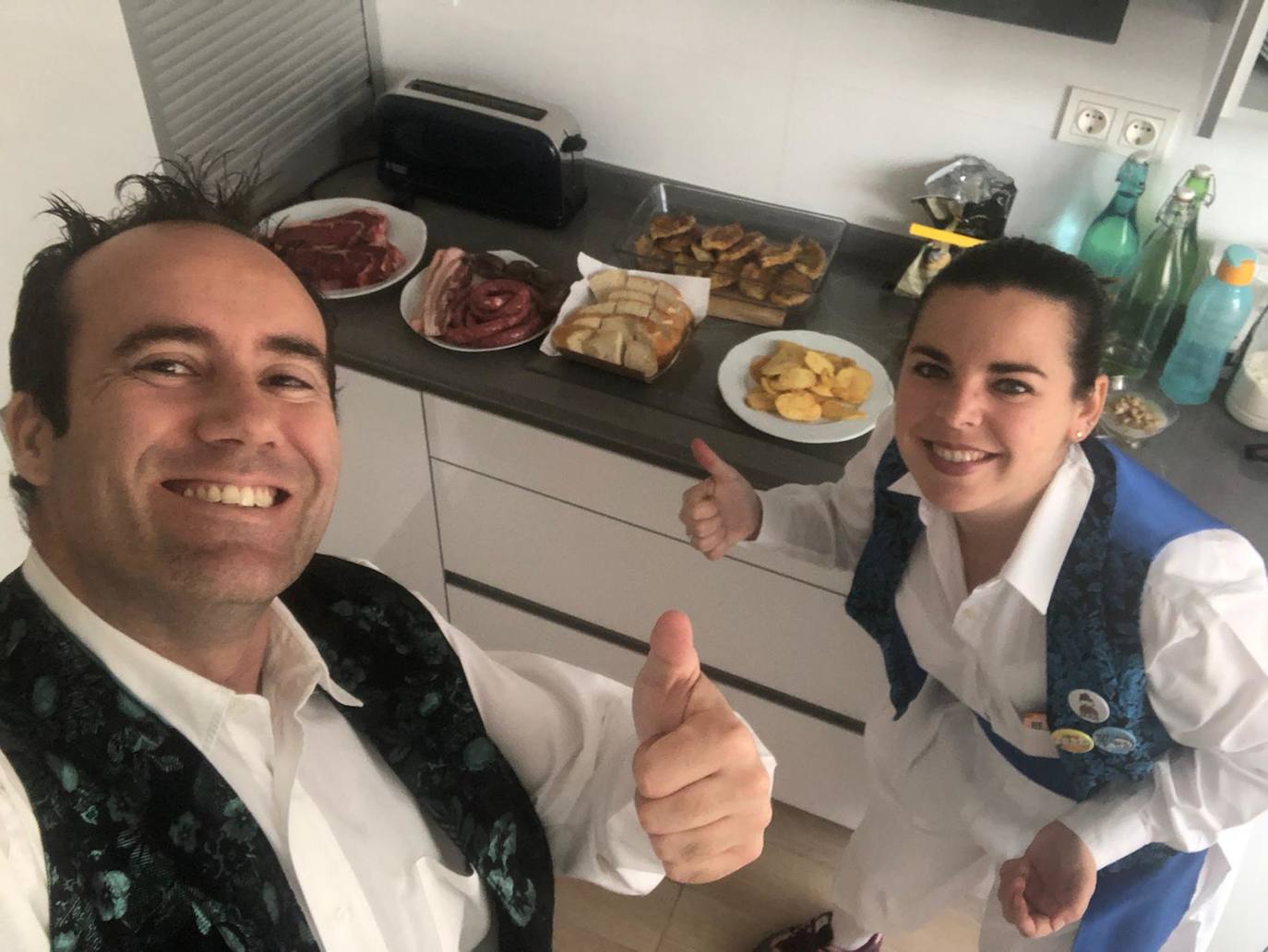 Cris y su pareja, en su cocina como si estuvieran en un jardín de Murcia.