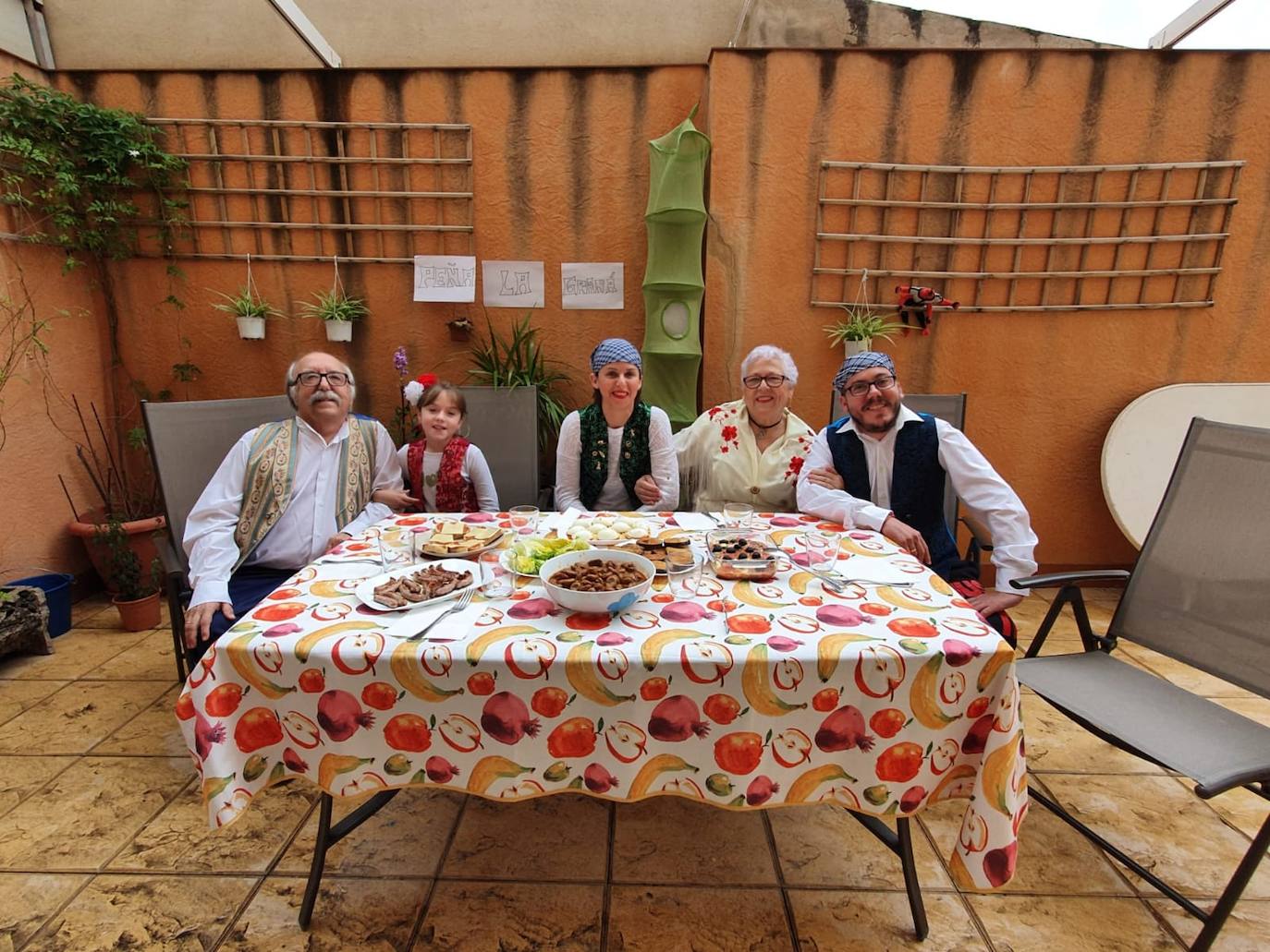 Menú huertano en la terraza de la familia Perdes Hernández y Marco.