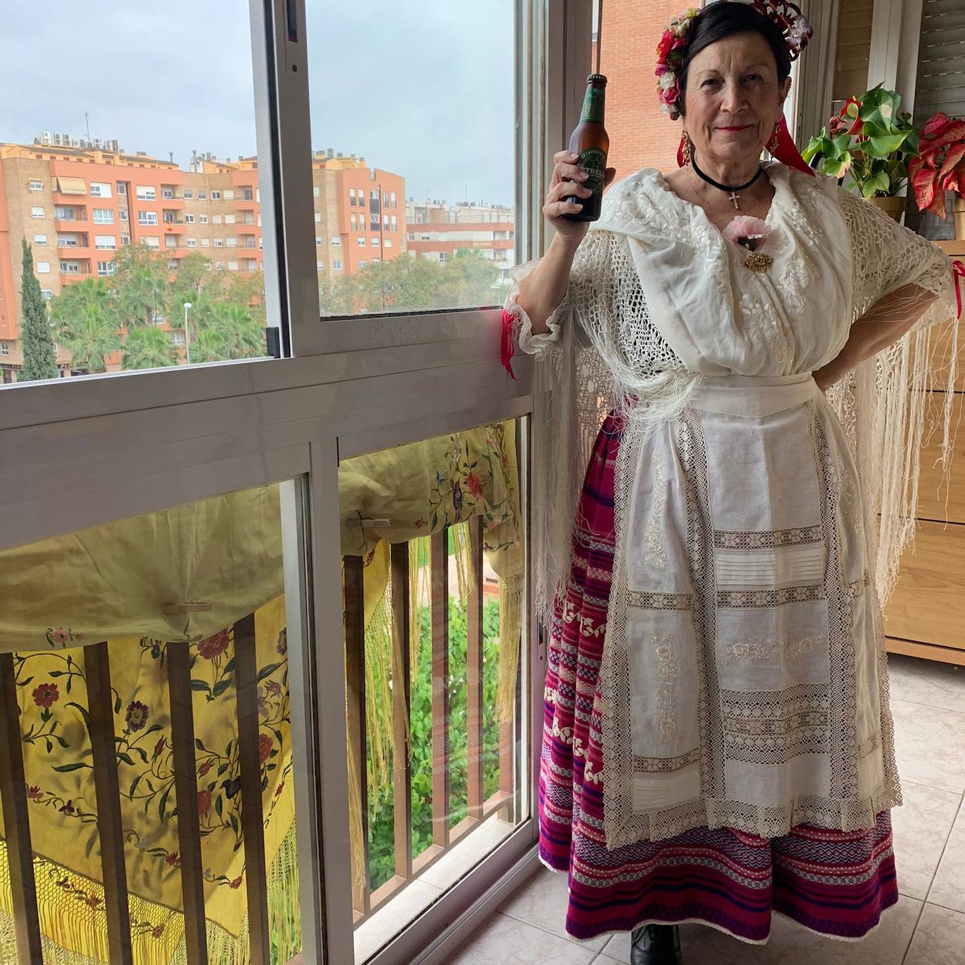 María Dolores celebra el bando con un quinto de Estrella de Levante en la mano.