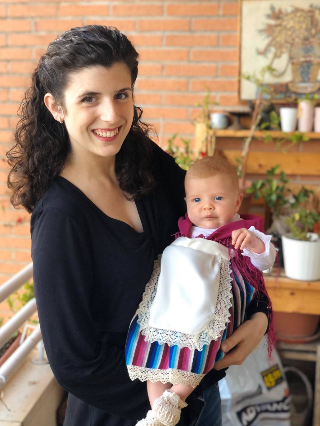 Rocío Robles con su hija Sofía Strawn, que celebra su primer Bando de la Huerta.