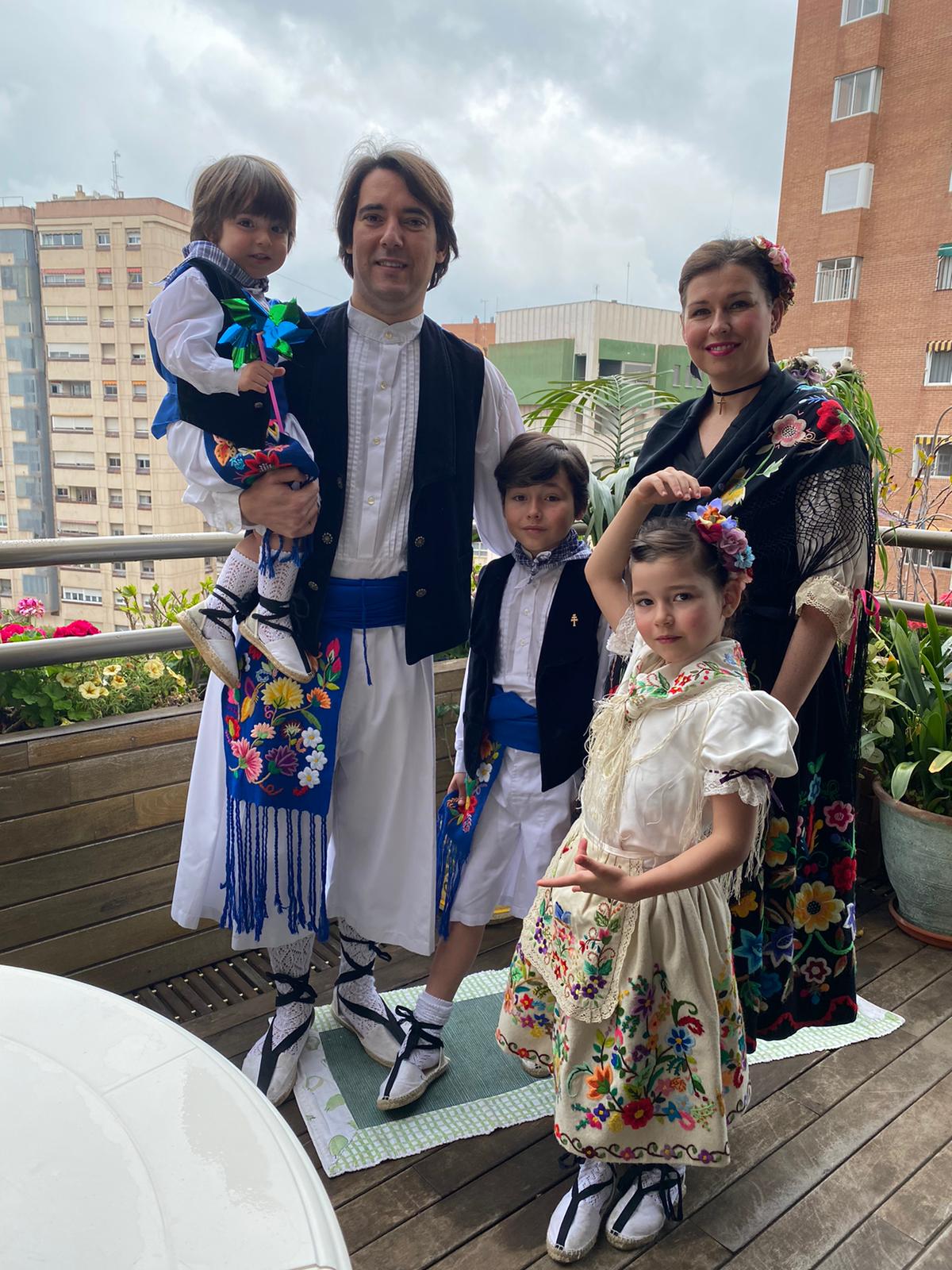 Lola Cañada junto a su marido y a sus tres hijos.