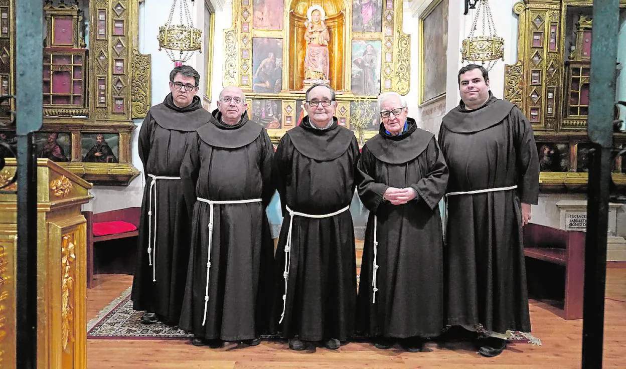 Los cinco franciscanos del convento de Santa Ana del Monte de Jumilla, hace unos días. 