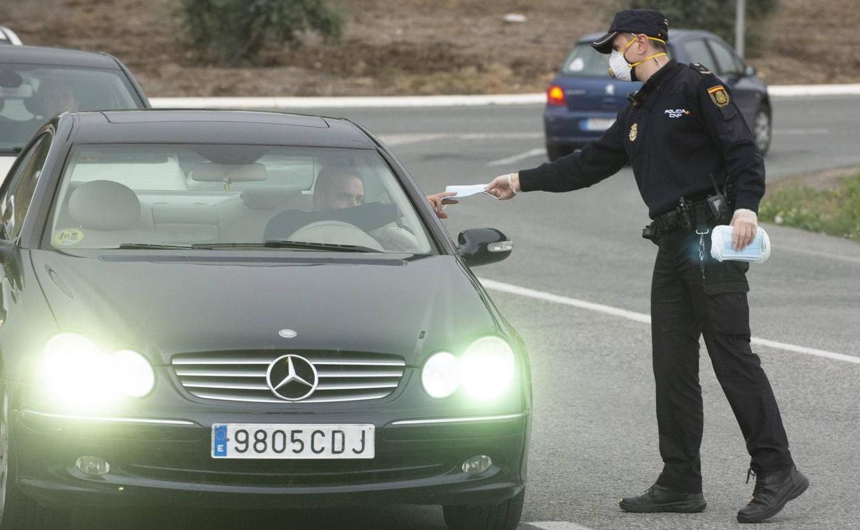 El reparto de mascarillas a los trabajadores se realizó con menos efectivos este martes.