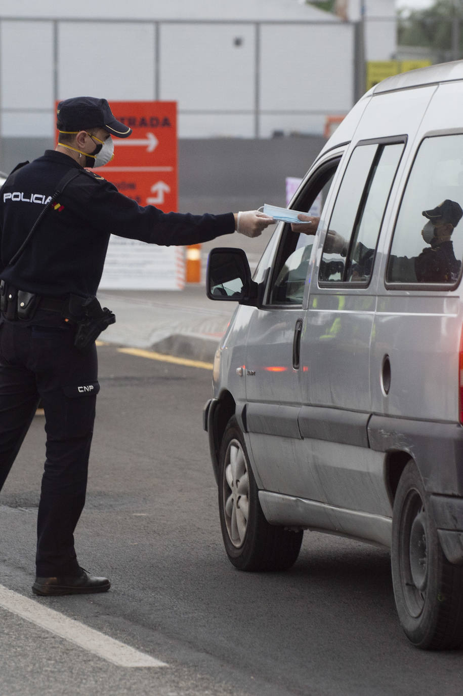 Fotos: Reparto de mascarillas el martes en Murcia
