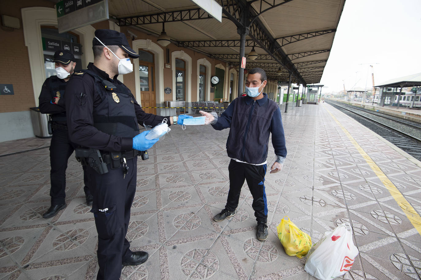 Fotos: Reparto de mascarillas el martes en Murcia