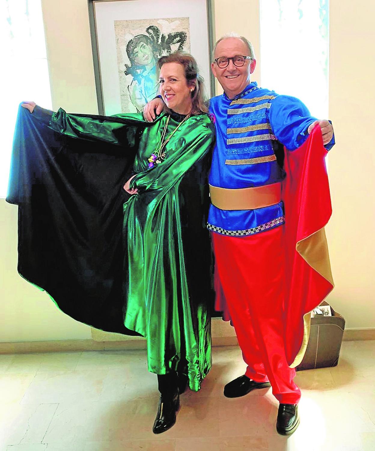 José Antonio Sánchez y su mujer, Fuensanta, exhiben sus capas sardineras en el confinamiento de su hogar. 