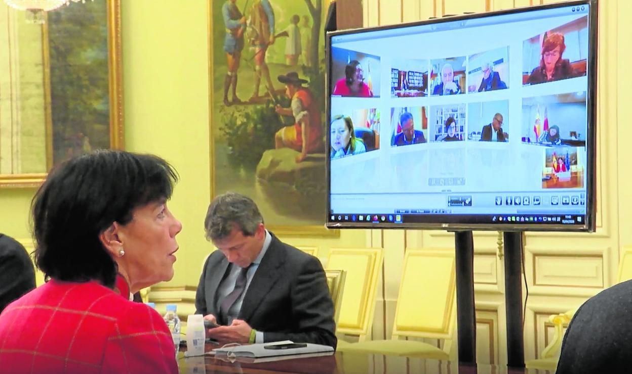 La ministra Isabel Celaá, ayer, durante la reunión con los consejeros de Educación, entre ellos, la murciana Esperanza Moreno. 