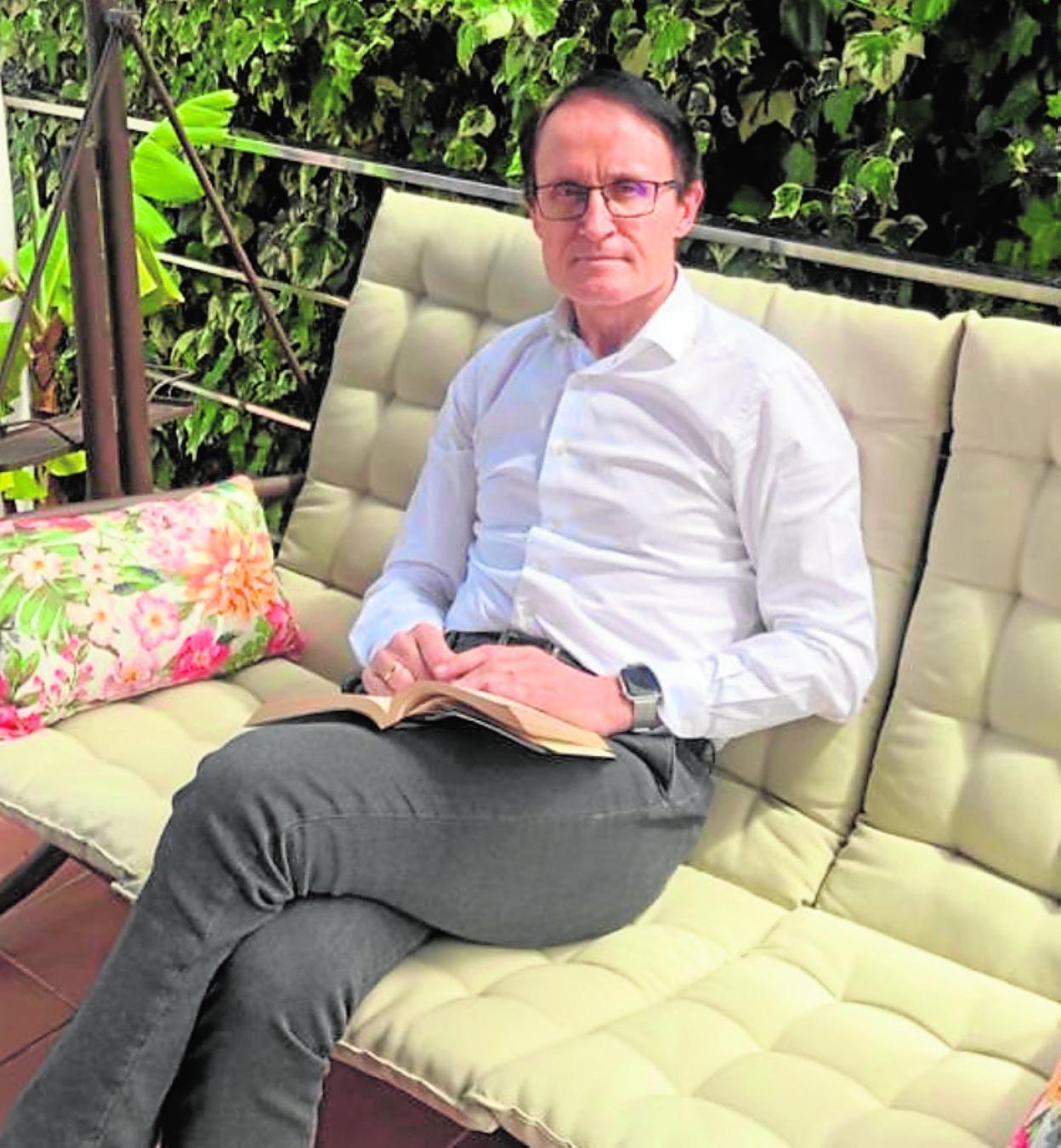 José Luis Díaz Manzanera en su rincón favorito del jardín.