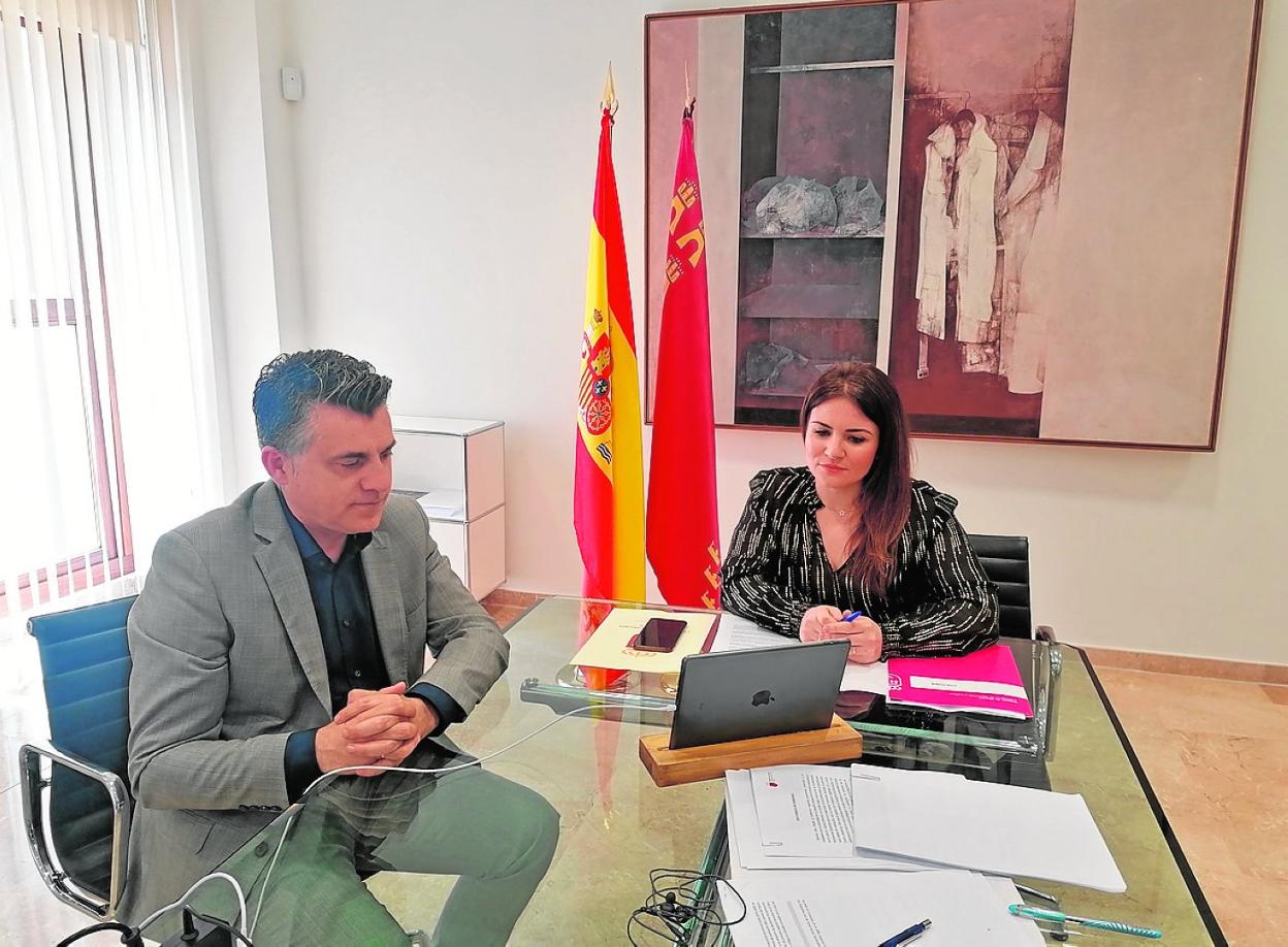 La consejera de Educación, Esperanza Moreno, acompañada por el director general Juan Antonio Lorca. 