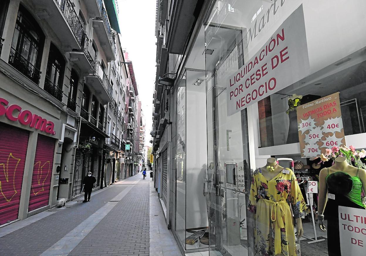 Comercios cerrados en la calle Sociedad de Murcia, en una foto tomada ayer por la tarde. 