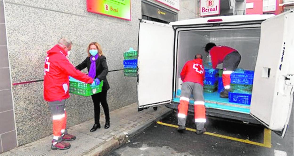 Reparto de alimentos a Cruz Roja. 