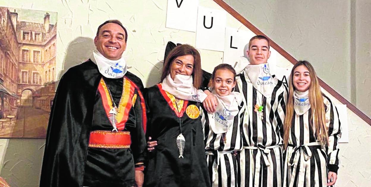 Nacho López Rejas, de Vulcano, en familia, con sus tres hijos vestidos de hachoneros.