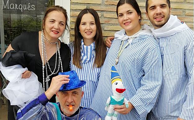 Juan Carlos Martínez, de Saturno, con su mujer e hijos