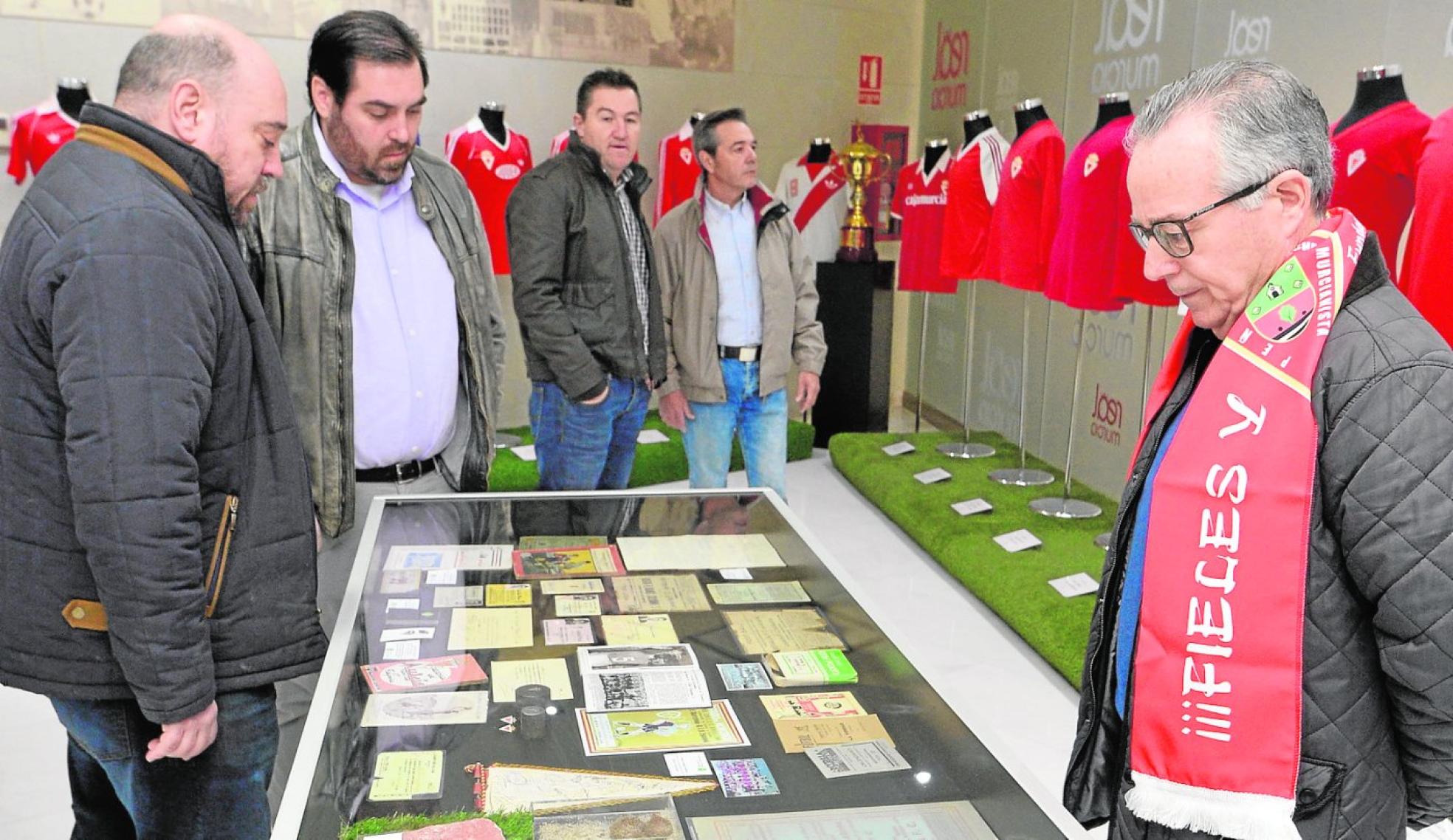 Un coleccionista de altura.Pedro García, a la derecha, posee cerca de 6.000 objetos antiguos del Murcia. En la foto, junto Juan Antonio Garre y Enrique Baeza en la sala de exposiciones del club. 