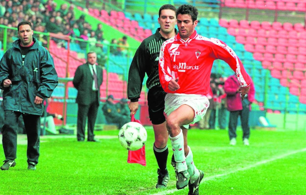 Julio Algar, en un partido con el Real Murcia en el campo del Levante, en enero de 1999. 