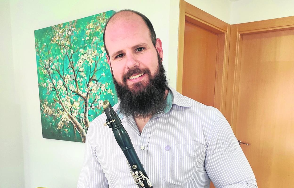 El clarinetista Antonio David Morales, en su residencia de San Javier.