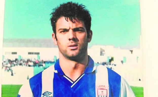 Julio Algar con la camiseta del Lorca FC, en septiembre de 1997.