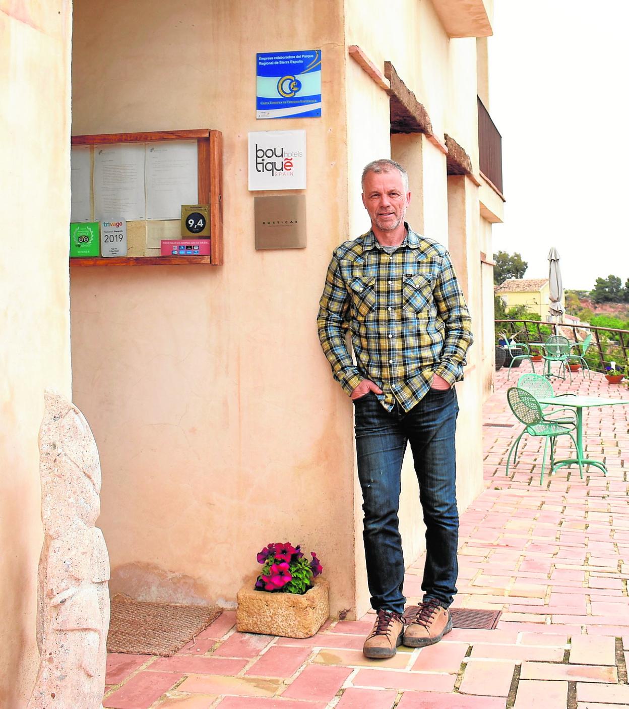 Andrés García en la Hospedería Bajo el Cejo que regenta en el Parque Natural de Sierra Espuña. 