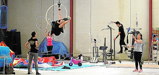 Acróbatas, malabaristas y equilibristas del Circo Quirós ensayan sus números, ayer, en la nave donde la compañía se encuentra confinada. 
