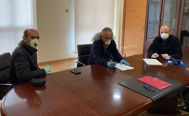 Juan Francisco Martínez (secretario de ANSE), Pedro García (director) y Chema Catarineu (presidente), firmando la compra en la notaría.