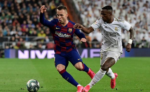 Arthur conduce la pelota ante Vinicius en el clásico del 1 de marzo. 