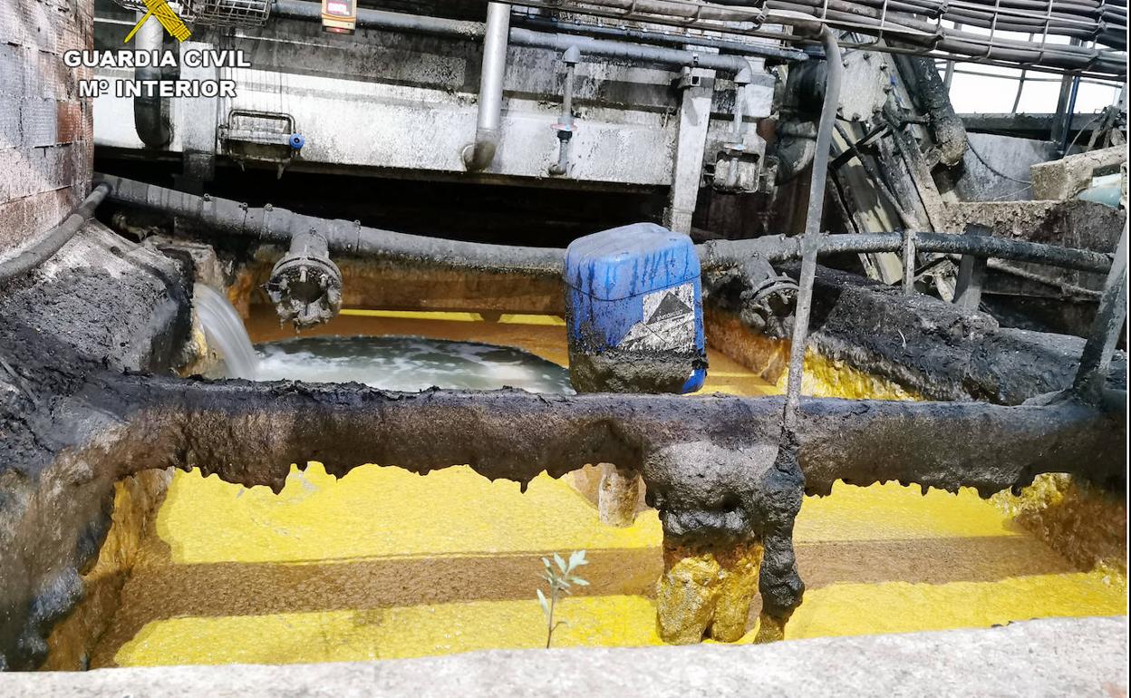 Restos de residuos vertidos en el azarbe. 