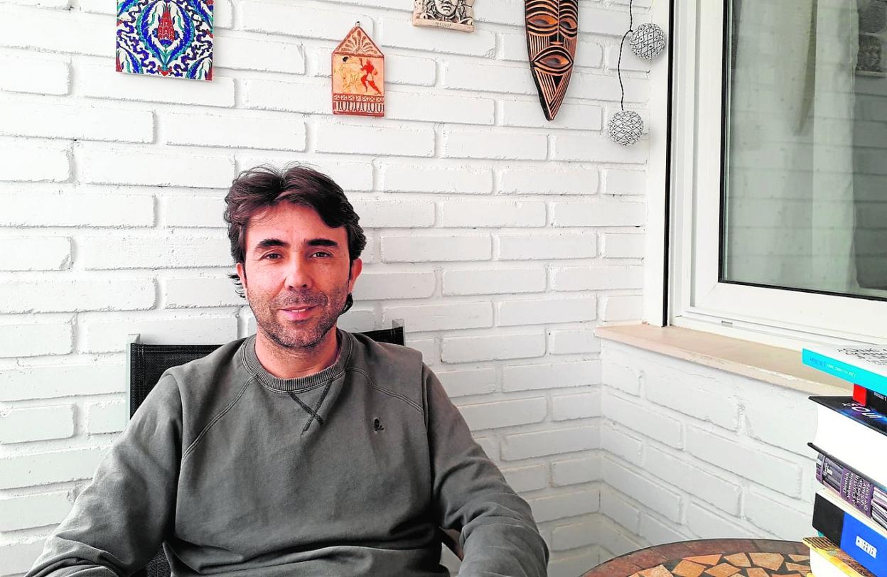 El arqueólogo Jorge Eiroa, en el balcón de su domicilio.