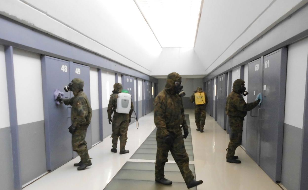 Efectivos de la Legión desinfectan uno de los pasillos que da a las celdas de la prisión de Campos del Río, ayer. 