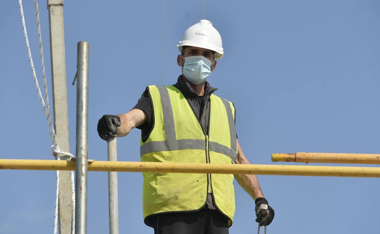 Un trabajador, con una mascarilla, desempeñando su trabajo en Murcia durante el estado el estado de alarma.
