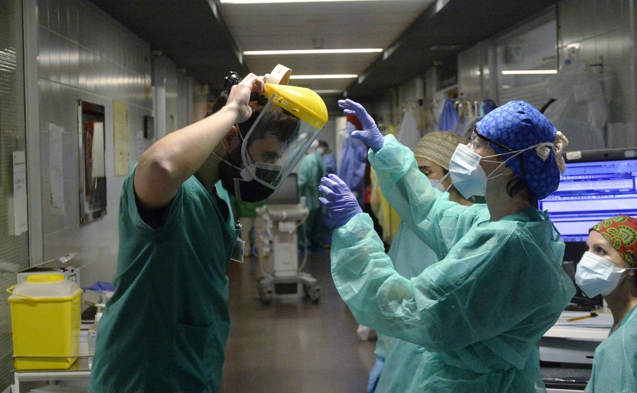 Equipo de sanitario de urgencias de La Arrixaca, equipados con las protecciones para combatir la Covid-19.