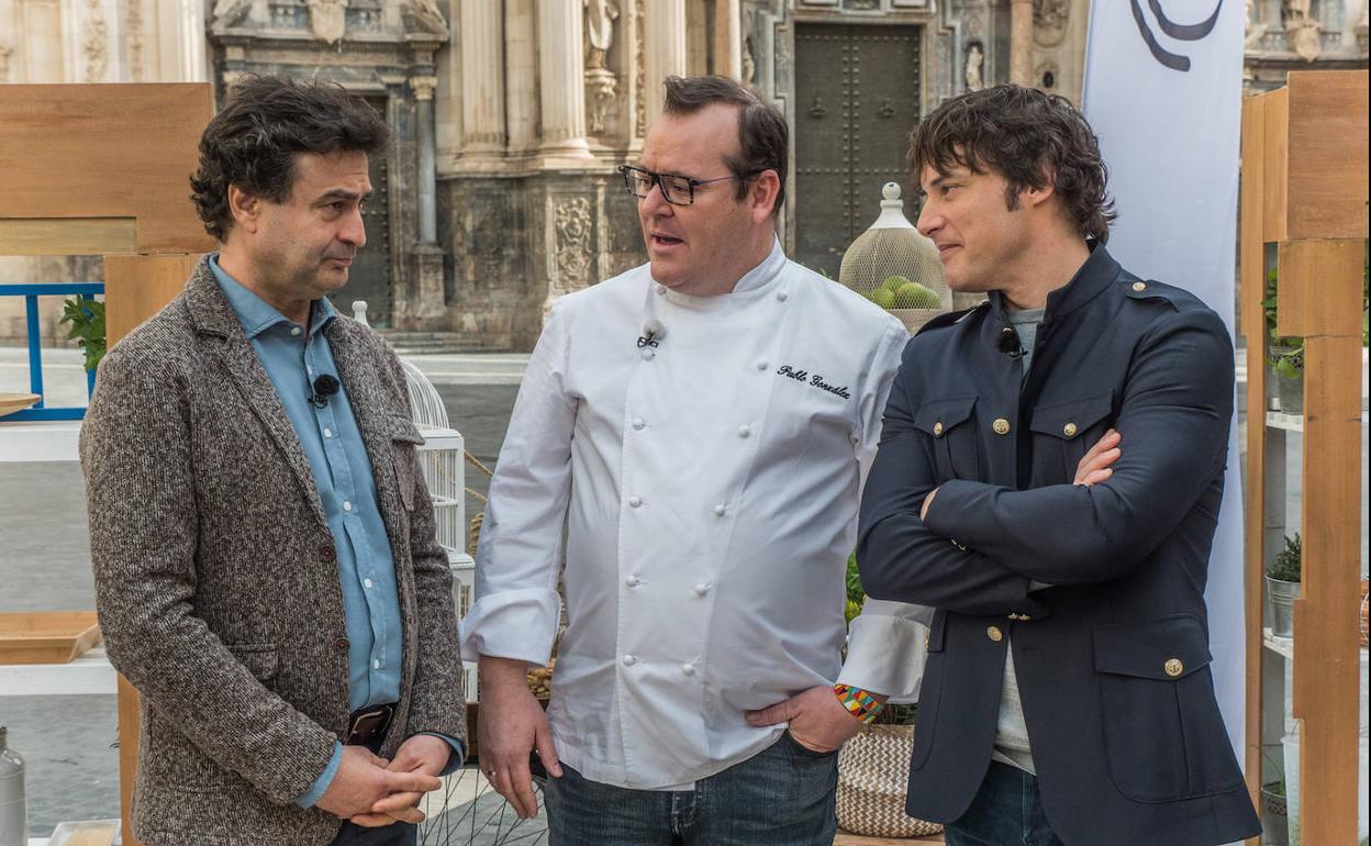 Pepe Rodríguez y Jordi Cruz, jurados de Masterchef, junto al chef murciano Pablo González Conejero durante la grabación del programa.'