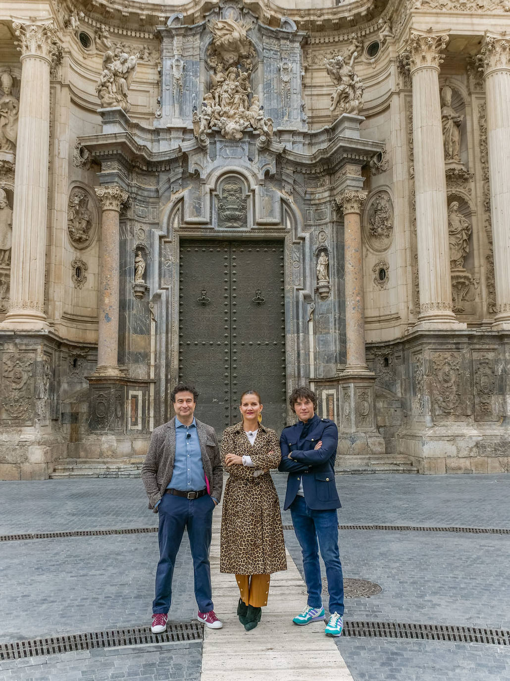 Pepe Rodríguez, Samantha Vallejo-Nájera y Jordi Cruz, jurado de 'Masterchef', frente a la Catedral de Murcia.