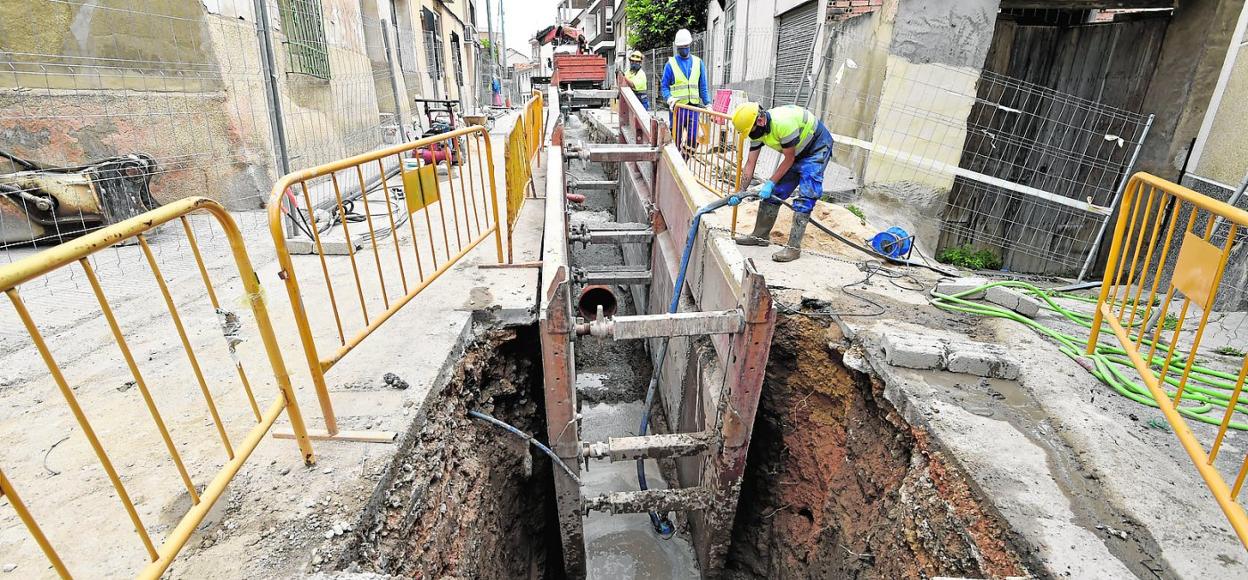 Obras de renovación de la red de saneamiento en la calle Martínez Costa de la pedanía de Monteagudo. 