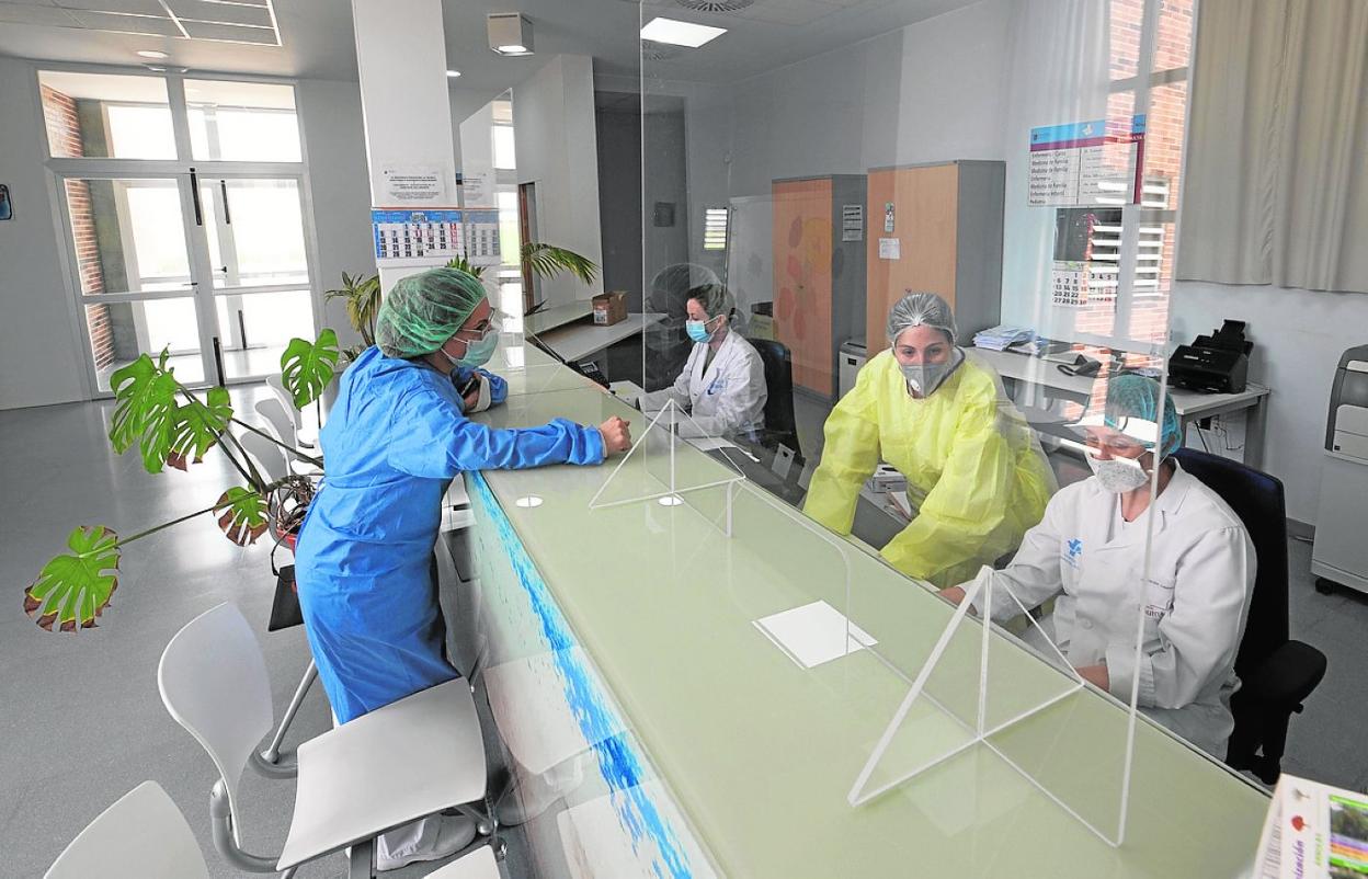 Mamparas instaladas en el consultorio del polígono de Santa Ana de Cartagena, ayer. 