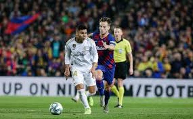 Casemiro y Rakitic, durante un clásico. 