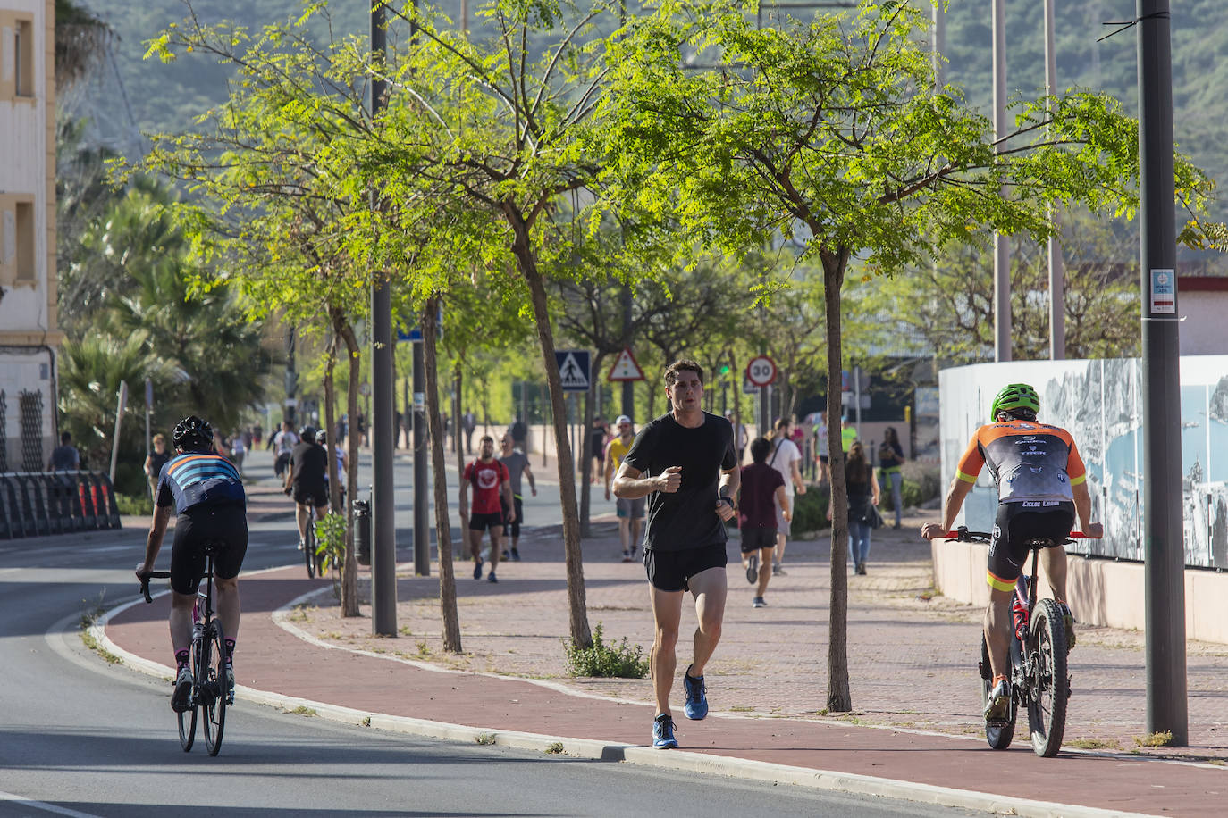 Fotos: Los murcianos salen a pasear y hacer deporte tras más de un mes de confinamiento