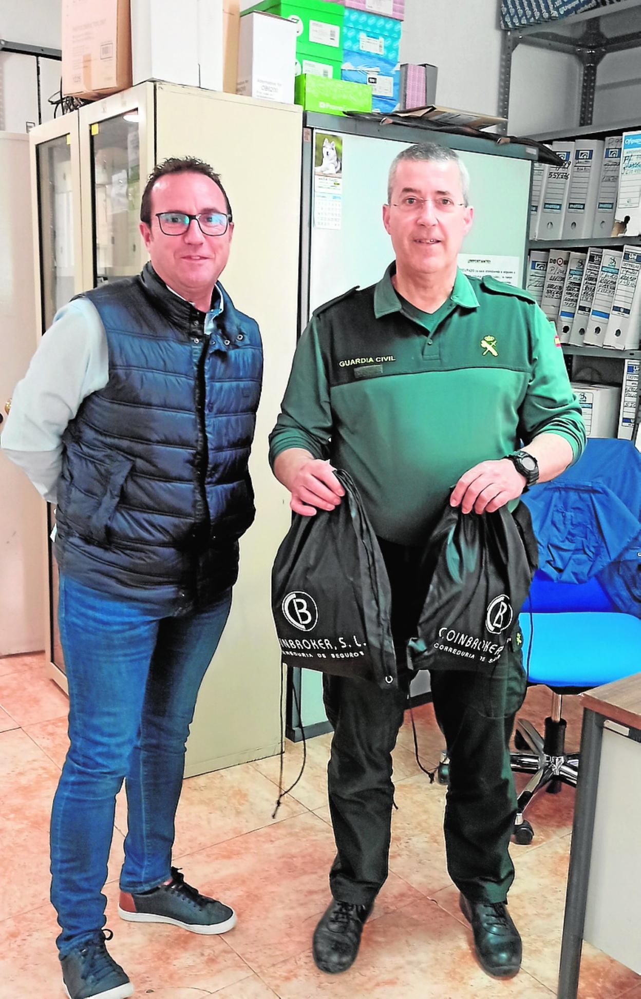 Momento de entrega de mascarillas a la Guardia Civil. 