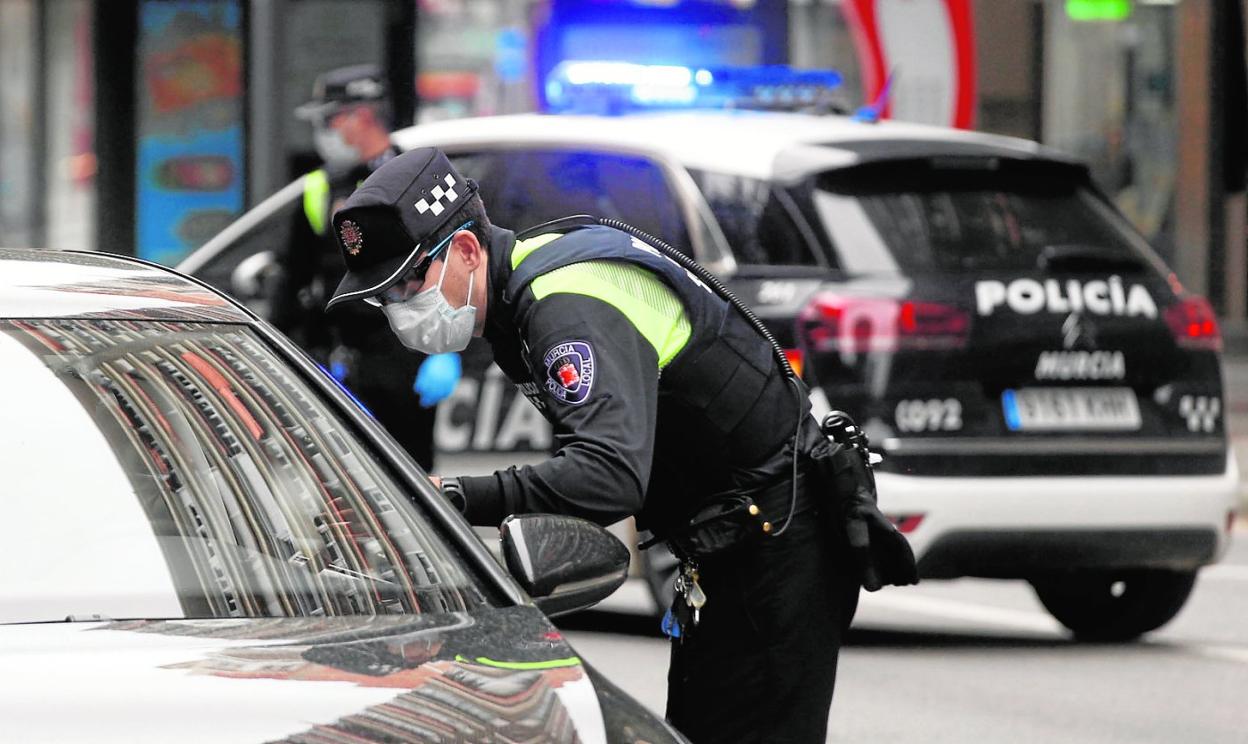 Agentes de la Policía Local de Murcia durante un control rutinario reciente por las calles de la ciudad.