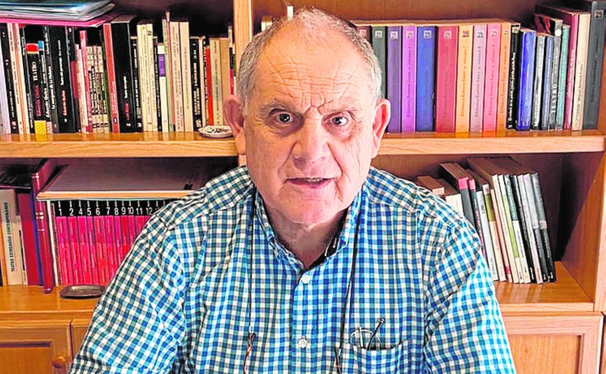 César Oliva, en el despacho de su casa.