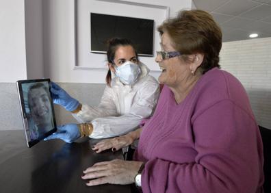 Imagen secundaria 1 - 1- José Sánchez, de 83 años, toma el aire en la terraza de su habitación en Caser Residencial, donde también vive su mujer, Dolores. 2- Carmen Carmona charla con su hija por videollamada en presencia de una trabajadora de la residencia de Sergesa, en Santomera. 3- Teresa Espinosa, residente de Altavida, en Abanilla, no puede disimular desde hace días la «alegría total» que sintió al saberse curada.