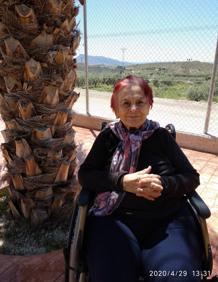 Imagen secundaria 2 - 1- José Sánchez, de 83 años, toma el aire en la terraza de su habitación en Caser Residencial, donde también vive su mujer, Dolores. 2- Carmen Carmona charla con su hija por videollamada en presencia de una trabajadora de la residencia de Sergesa, en Santomera. 3- Teresa Espinosa, residente de Altavida, en Abanilla, no puede disimular desde hace días la «alegría total» que sintió al saberse curada.